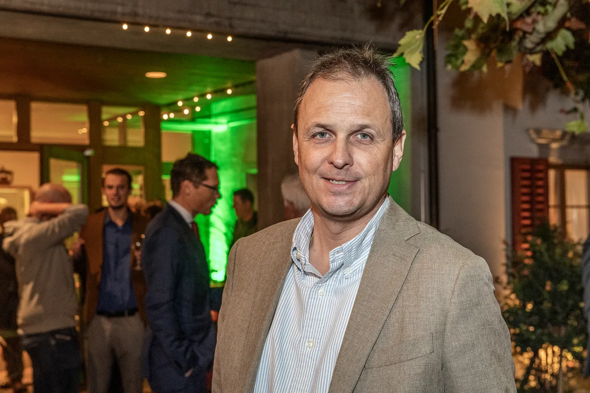 Ein Herr mit Sakko schaut in die Kamera.